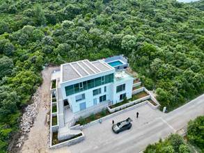 Thumbnail von Moderne Luxusvilla mit Pool und Panorama-Meerblick