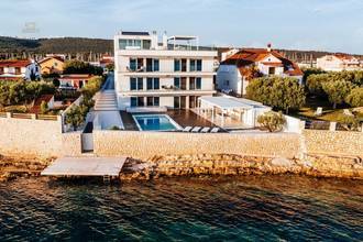 Thumbnail von Villa de luxe moderne directement au bord de la mer