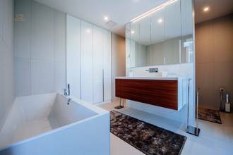 Thumbnail von Villa de luxe moderne directement au bord de la mer