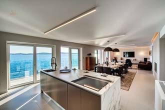 Thumbnail von Villa de luxe moderne directement au bord de la mer