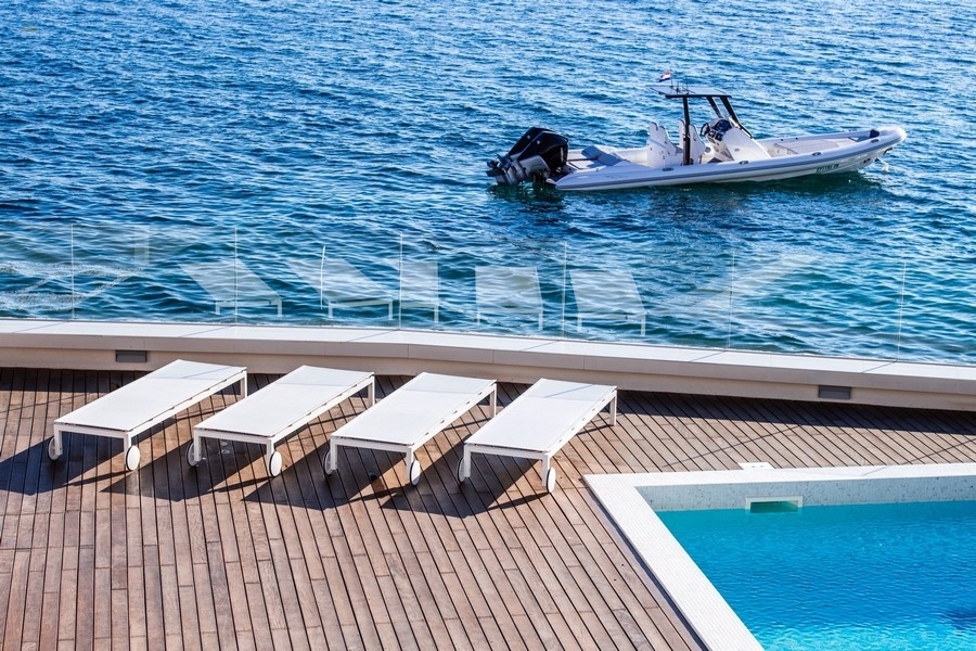 Villa de luxe moderne directement au bord de la mer