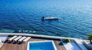 Thumbnail von Villa de luxe moderne directement au bord de la mer