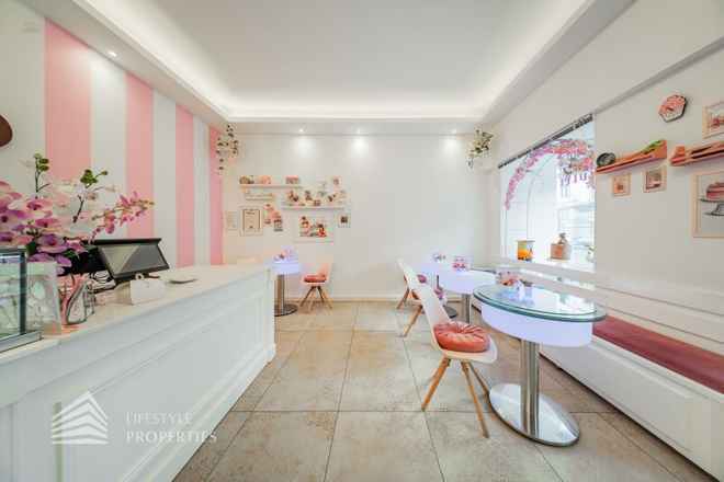 Locale di caffè e pasticceria completamente attrezzato – fascino francese & pronto all'uso in una posizione vivace