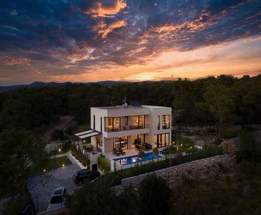 Moderne Villa mit Pool in ruhiger Lage, Region Sibenik