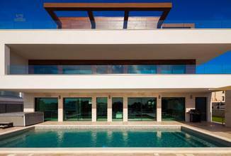 Thumbnail von Moderne Luxusvilla mit Swimmingpool und Meerblick, Region Pula