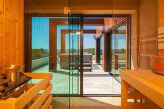 Thumbnail von Moderne Luxusvilla mit Swimmingpool und Meerblick, Region Pula