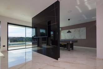 Thumbnail von Moderne Luxusvilla mit Swimmingpool und Meerblick, Region Pula