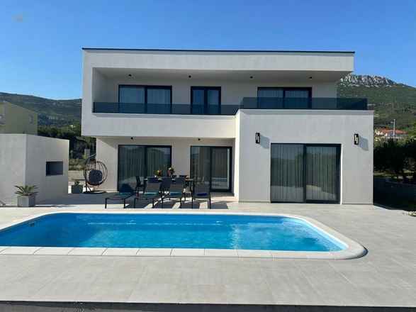 Moderne Villa mit Pool und Meerblick