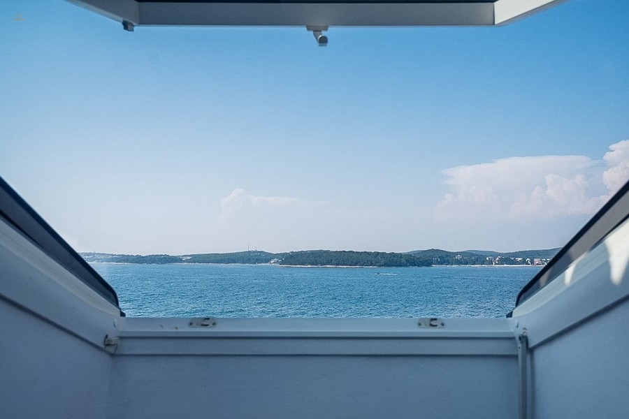 Dachgeschosswohnung in spektakulärer Lage direkt am Wasser