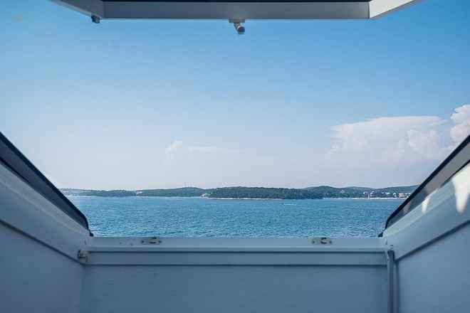 Dachgeschosswohnung in spektakulärer Lage direkt am Wasser