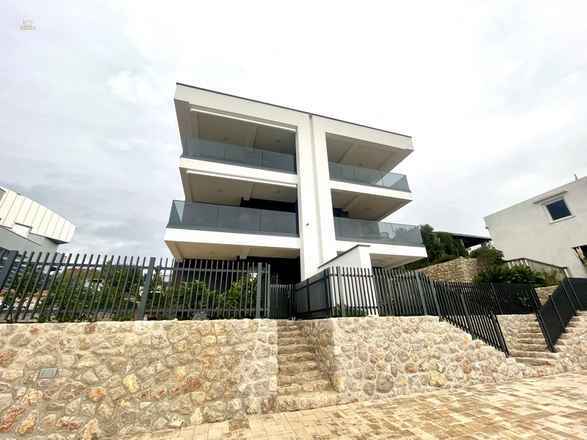 Neue Erdgeschosswohnung mit Pool