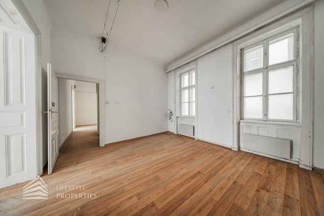 Renovierungsbedürftige 4,5-Zimmer Wohnung in zentraler Lage