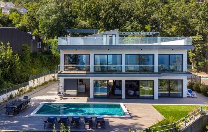 Villa moderna con piscina y vistas panorámicas al mar