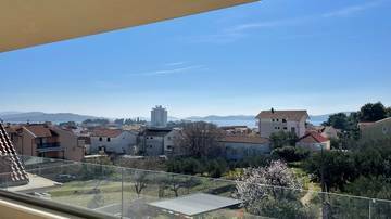 Thumbnail von Modernes Penthouse mit Blick auf das Meer