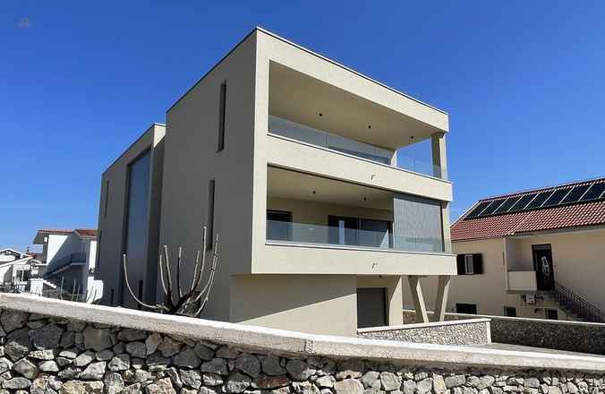 Modernes Penthouse mit Blick auf das Meer