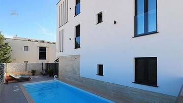 Thumbnail von Moderne Villa mit vier Wohnungen