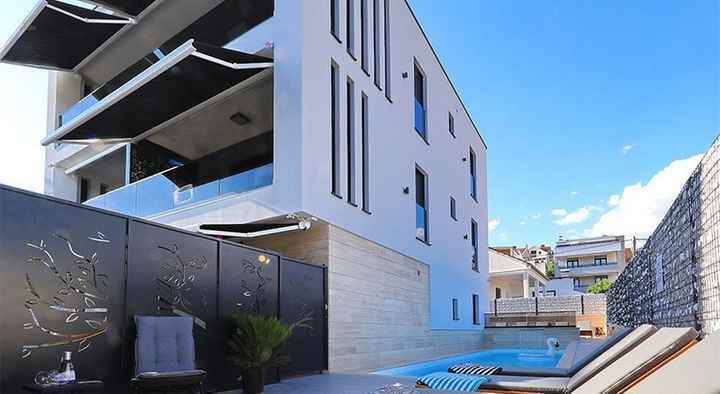 Moderne Villa mit vier Wohnungen