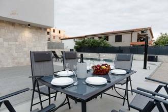 Thumbnail von Moderne Doppelhaushälfte mit Pool und Meerblick