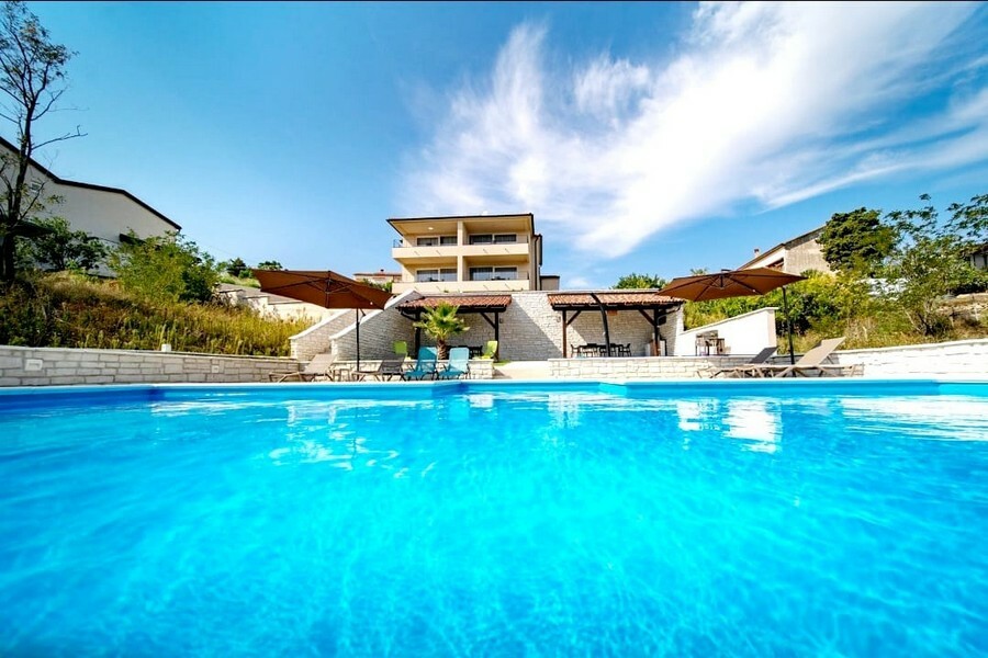 Attraktive Villa mit 6 Appartements, Pool und Meerblick