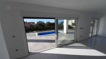 Thumbnail von Modernes Haus mit Swimmingpool und Meerblick