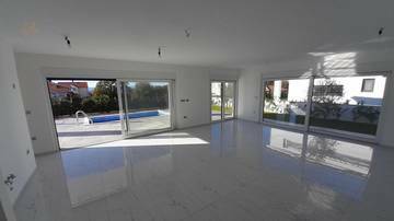 Thumbnail von Modernes Haus mit Swimmingpool und Meerblick