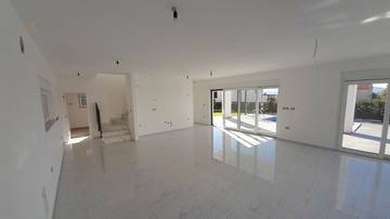 Thumbnail von Modernes Haus mit Swimmingpool und Meerblick