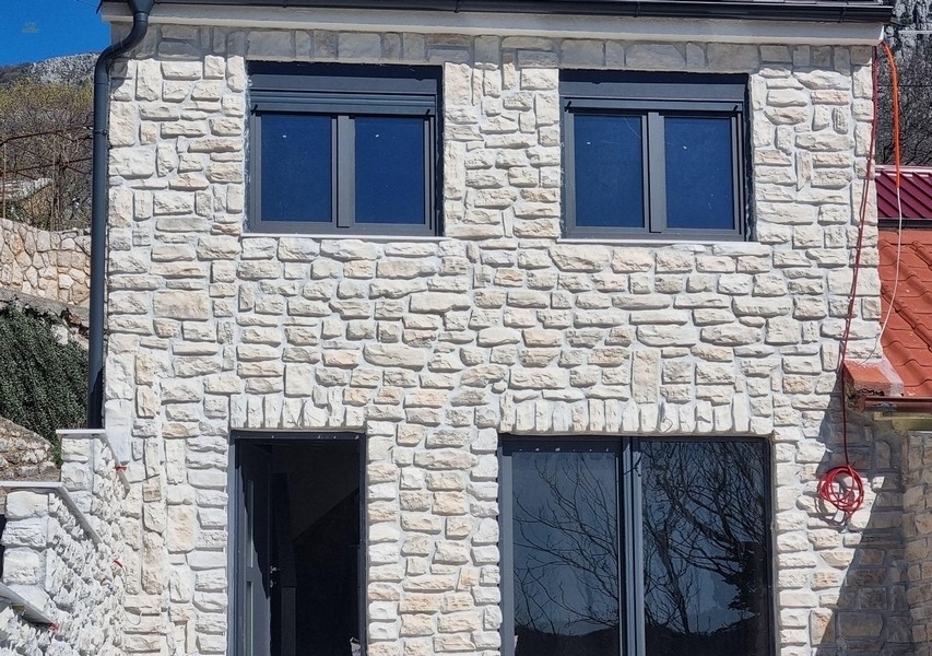 Mediterranes Steinhaus mit Pool und Meerblick