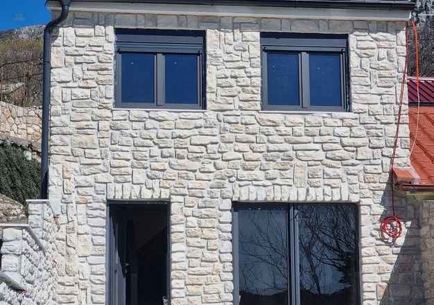 Mediterranes Steinhaus mit Pool und Meerblick