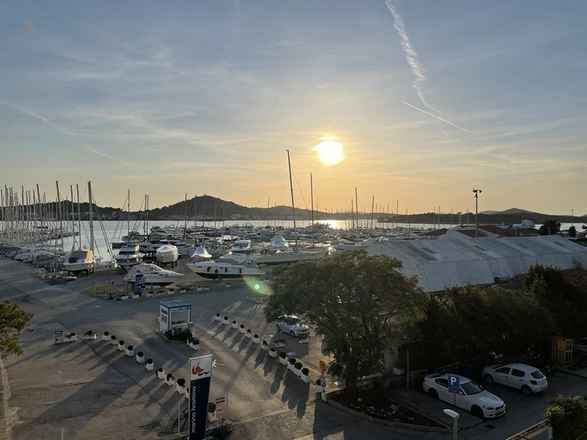 Dachgeschosswohnung mit Blick auf den Hafen und das Meer