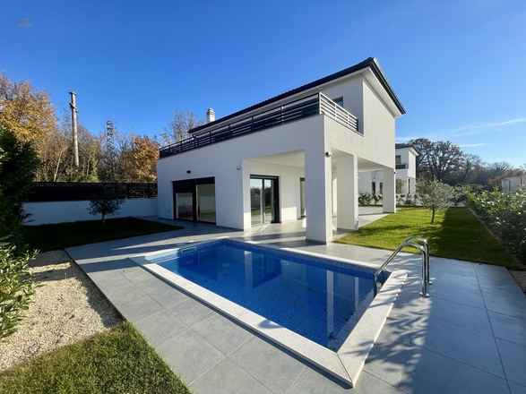 Modernes Haus mit Swimmingpool und Meerblick