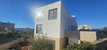 Thumbnail von Moderne Erdgeschosswohnung mit Garten und Pool