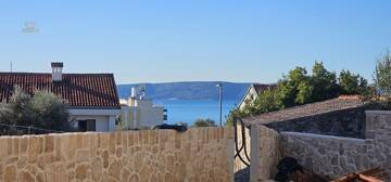 Thumbnail von Moderne Erdgeschosswohnung mit Garten und Pool