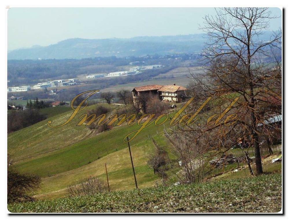 Immogold Italien Piemont Freistehendes Bauernhaus zum renovieren mit großem Potenzial