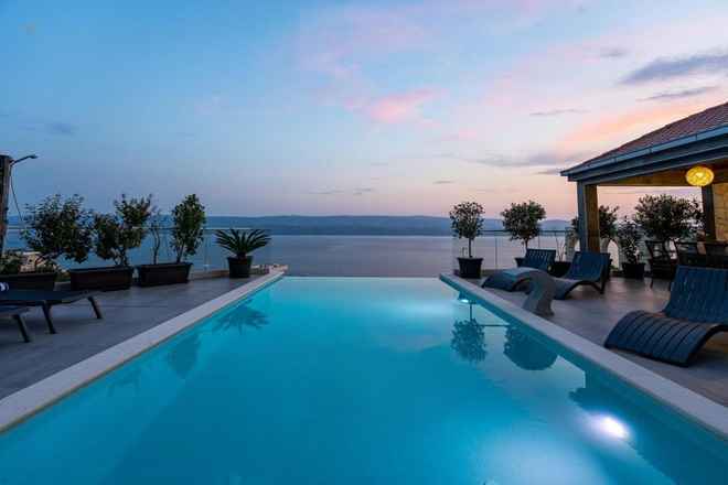 Moderne Villa mit Infinity-Pool und Panorama-Meerblick, Region Omis