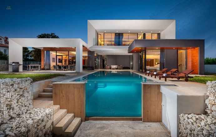 Moderne Luxusvilla mit Infinity-Pool nahe dem Meer