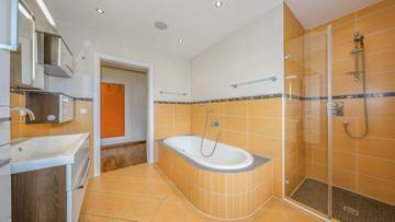 Thumbnail von Hochwertige Dachgeschosswohnung mit schönem Ausblick in Ruhelage