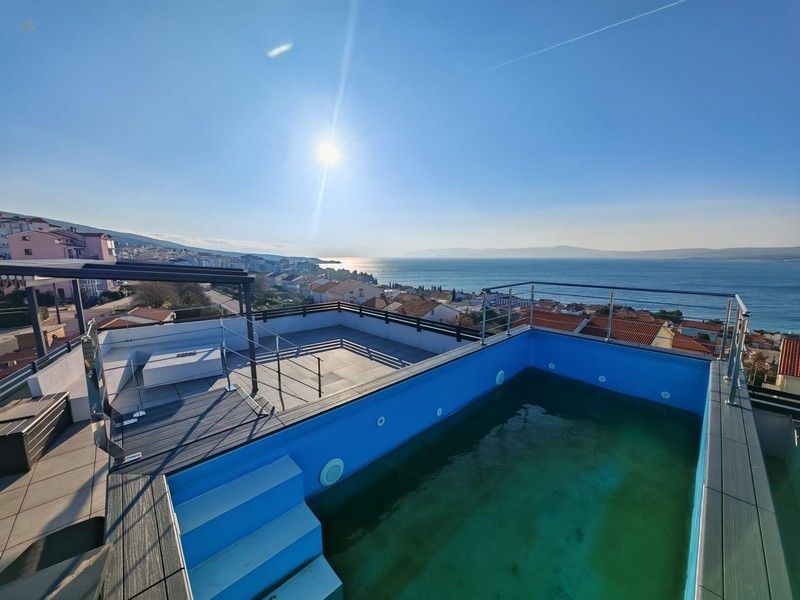 Penthouse mit Dachterrasse und Pool