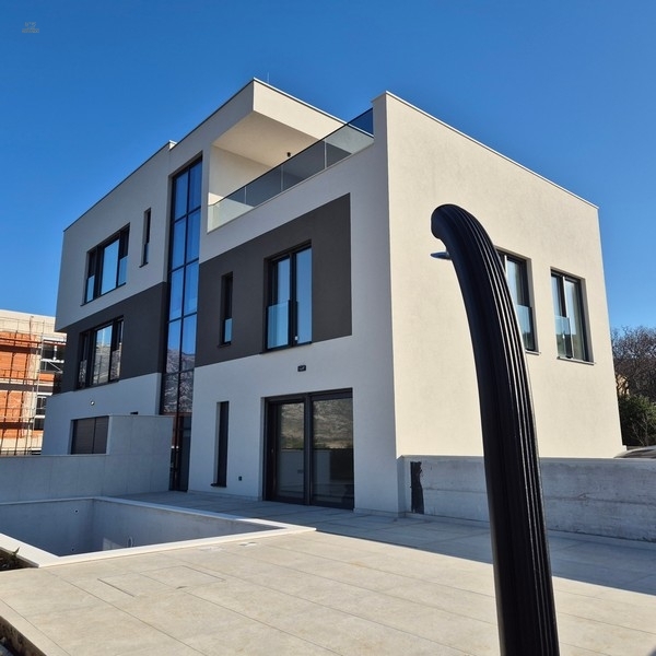 Moderne Maisonettewohnung mit Pool im Neubau nahe dem Meer