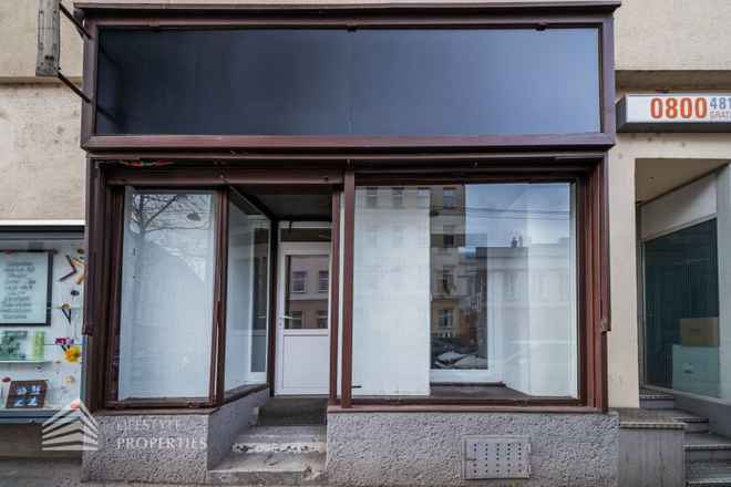 Locale commerciale frequentato, vicino al Lidlpark