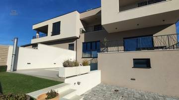 Thumbnail von Moderne Doppelhaushälfte mit Pool und Meerblick