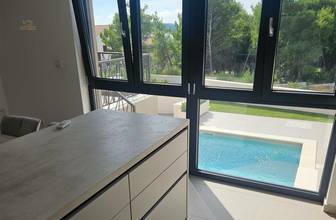 Thumbnail von Moderne Doppelhaushälfte mit Pool und Meerblick