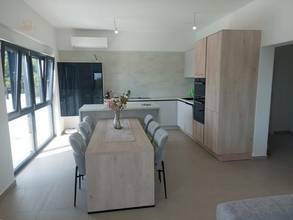 Thumbnail von Moderne Doppelhaushälfte mit Pool und Meerblick