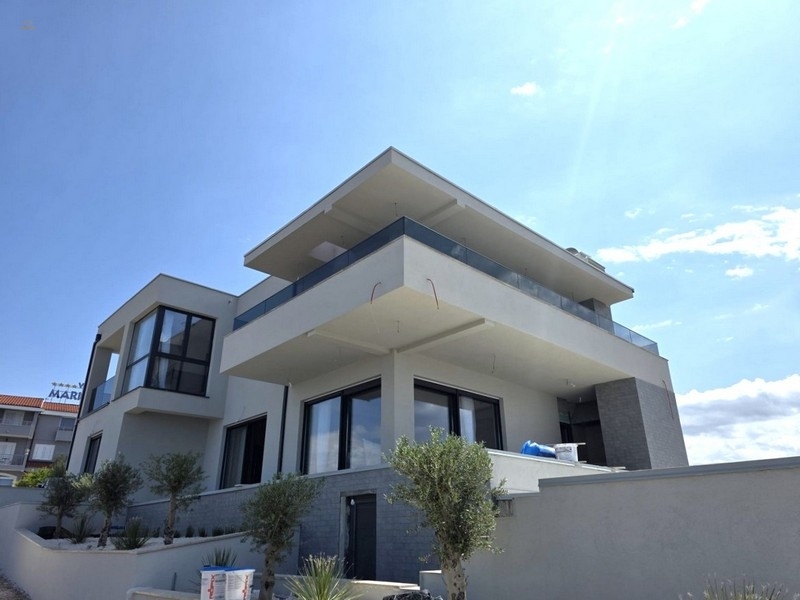 Moderne Luxusvilla mit Meerblick in ruhiger Lage