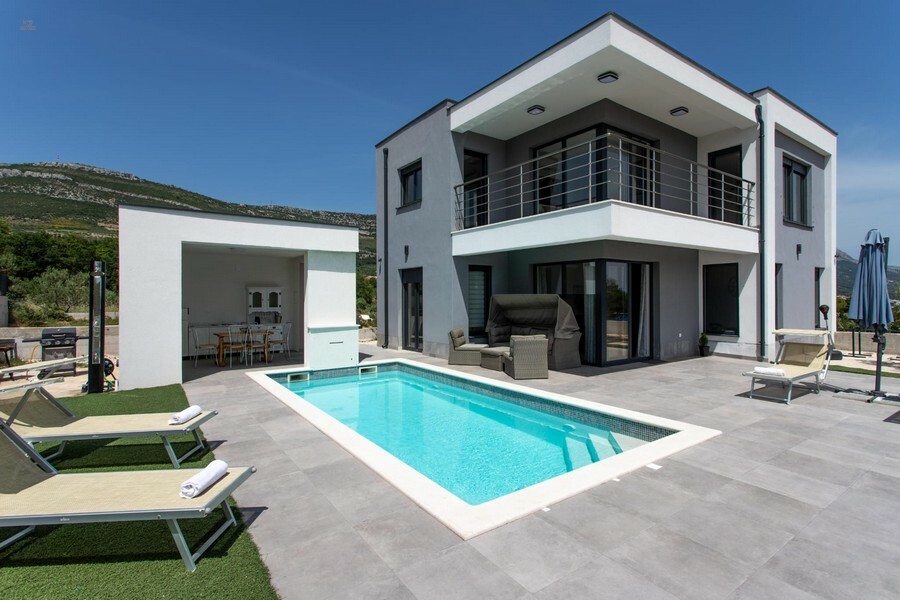 Moderne Villa mit Pool und Meerblick