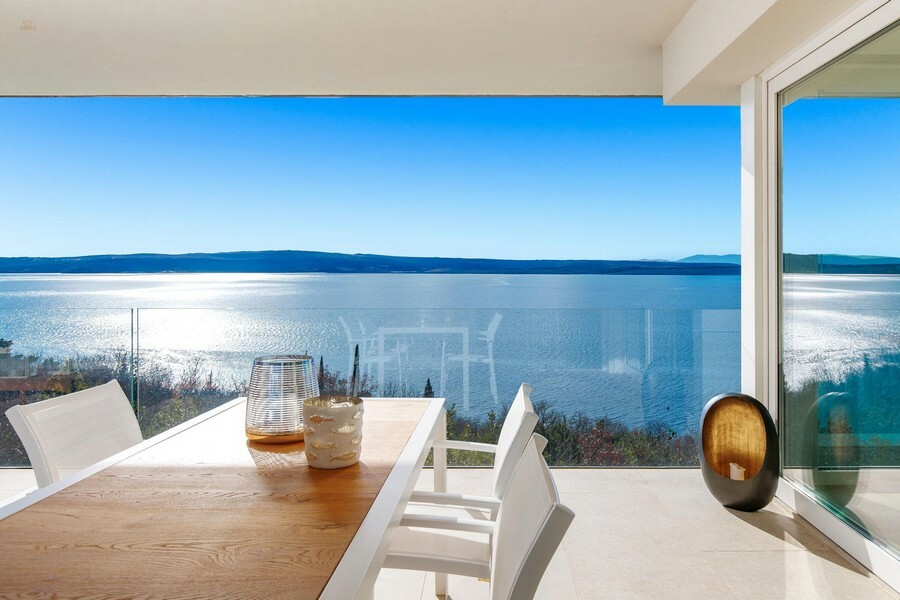 Moderne Villa am Meer in Panorama-Lage