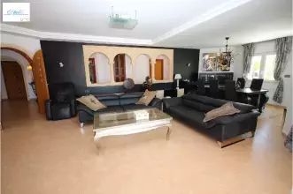 Thumbnail von Erstklassige Villa mit Infinity-Pool, Barbecue, Spielplatz, Doppelgarage, Keller, Garten, Balkon, Terrasse, viele Details, auf der Südseite von Montgó.