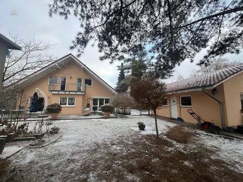 Bezugsfreies EFH mit Nebengelass und weiterem Bauland