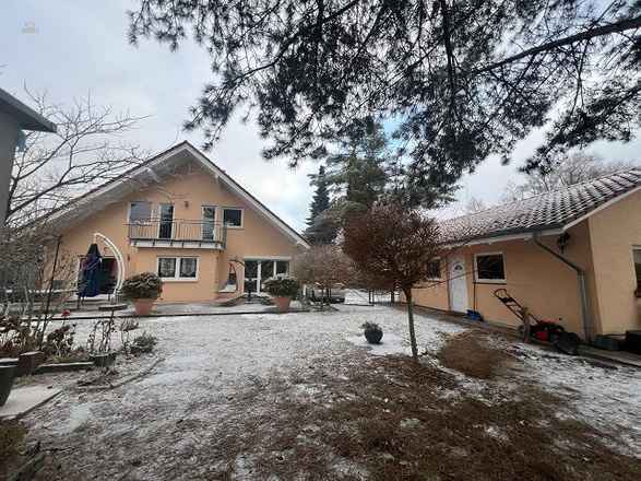 Bezugsfreies EFH mit Nebengelass und weiterem Bauland