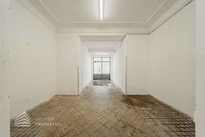 Просторный офис с 3 комнатами, большими складами и собственной въездной дорогой, недалеко от Landstraße