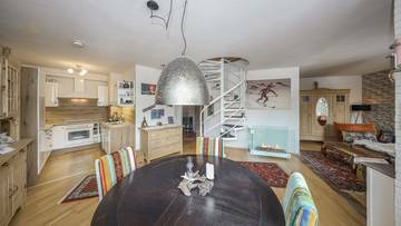 Thumbnail von Dachgeschosswohnung mit Turmzimmer und Panorama-Ausblick